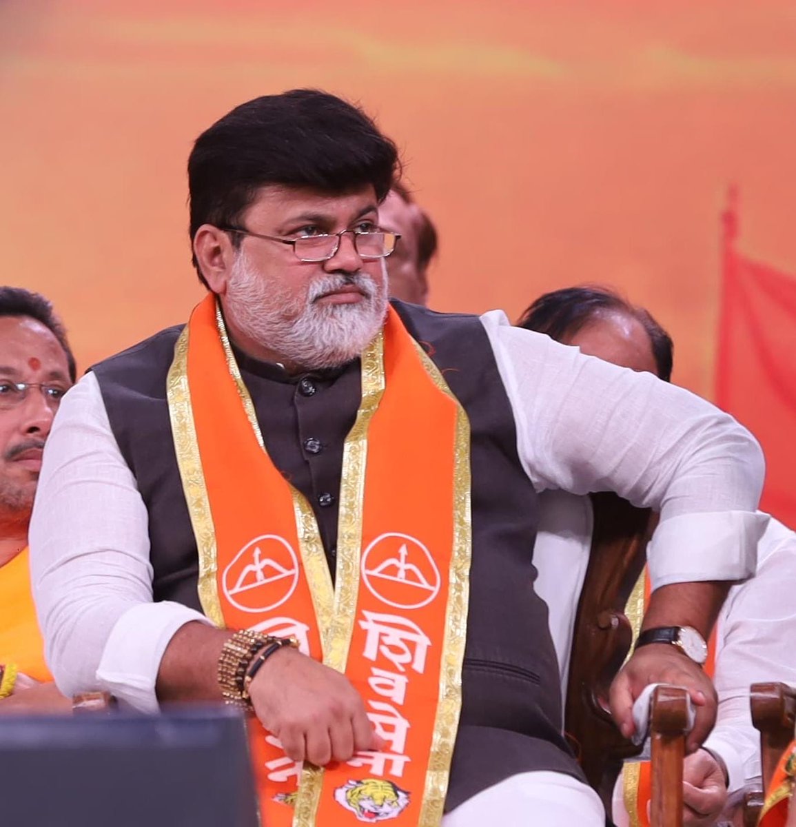 samant_uday's tweet photo. 📍 स्थळ: गोरेगाव

शिवसेना दसरा मेळावा 

नेस्को सेंटर, गोरेगाव येथे शिवसेनेचे मुख्य नेते, उपमुख्यमंत्री एकनाथ शिंदे साहेब यांच्या प्रमुख उपस्थितीत शिवसेनेचा दसरा मेळावा पार पडला. या मेळाव्यातून खऱ्या अर्थाने हिंदुहृदयसम्राट श्रीमान बाळासाहेब ठाकरे आणि धर्मवीर आनंद दिघे साहेब यांचे विचार राज्याच्या कानाकोपऱ्यापर्यंत पोहोचले.

शिवसेनेच्या दसरा मेळाव्यात ‘धर्मवीर आनंद दिघे नागरी सहाय्यता कक्ष’ या अनोख्या अभियानाचे लोकार्पण करण्यात आले. आजपासून राज्यभरातील विविध १०० ठिकाणी धर्मवीर आनंद दिघे नागरी सहाय्यता कक्ष सुरू झाले आहेत. या कक्षांच्या माध्यमातून केंद्र आणि राज्य सरकारच्या विविध कल्याणकारी योजनांची माहिती नागरिकांपर्यंत पोहोचवली जाणार आहे.

यावेळी उपमुख्यमंत्री एकनाथ शिंदे साहेब मार्गदर्शन करताना म्हणाले, “मदतीचं तोरण हेच शिवसेने��ं धोरण आम्ही मानतो. म्हणूनच, संकटात धावून जाणाऱ्या शिवसैनिकांचा मला अभिमान आहे. शेतकरी बांधवांनो, तुम्ही धीर सोडू नका, टोकाचं पाऊल उचलू नका. हा भाऊ तुमच्या पाठीशी आहे.”

या मेळाव्यास शिवसेनेचे सर्व मंत्री, आमदार, पदाधिकारी तसेच हजारोंच्या संख्येने शिवसैनिक उपस्थित होते.

@mieknathshinde @Shivsenaofc