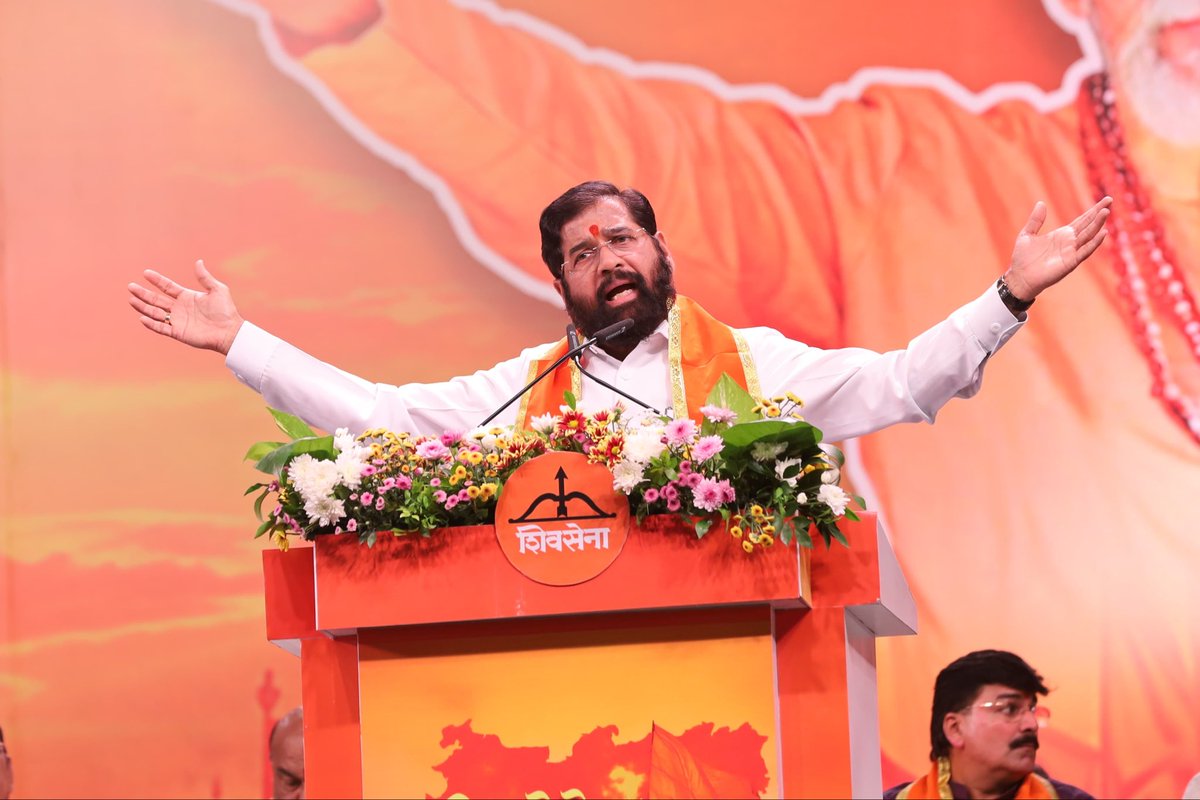 samant_uday's tweet photo. 📍 स्थळ: गोरेगाव

शिवसेना दसरा मेळावा 

नेस्को सेंटर, गोरेगाव येथे शिवसेनेचे मुख्य नेते, उपमुख्यमंत्री एकनाथ शिंदे साहेब यांच्या प्रमुख उपस्थितीत शिवसेनेचा दसरा मेळावा पार पडला. या मेळाव्यातून खऱ्या अर्थाने हिंदुहृदयसम्राट श्रीमान बाळासाहेब ठाकरे आणि धर्मवीर आनंद दिघे साहेब यांचे विचार राज्याच्या कानाकोपऱ्यापर्यंत पोहोचले.

शिवसेनेच्या दसरा मेळाव्यात ‘धर्मवीर आनंद दिघे नागरी सहाय्यता कक्ष’ या अनोख्या अभियानाचे लोकार्पण करण्यात आले. आजपासून राज्यभरातील विविध १०० ठिकाणी धर्मवीर आनंद दिघे नागरी सहाय्यता कक्ष सुरू झाले आहेत. या कक्षांच्या माध्यमातून केंद्र आणि राज्य सरकारच्या विविध कल्याणकारी योजनांची माहिती नागरिकांपर्यंत पोहोचवली जाणार आहे.

यावेळी उपमुख्यमंत्री एकनाथ शिंदे साहेब मार्गदर्शन करताना म्हणाले, “मदतीचं तोरण हेच शिवसेने��ं धोरण आम्ही मानतो. म्हणूनच, संकटात धावून जाणाऱ्या शिवसैनिकांचा मला अभिमान आहे. शेतकरी बांधवांनो, तुम्ही धीर सोडू नका, टोकाचं पाऊल उचलू नका. हा भाऊ तुमच्या पाठीशी आहे.”

या मेळाव्यास शिवसेनेचे सर्व मंत्री, आमदार, पदाधिकारी तसेच हजारोंच्या संख्येने शिवसैनिक उपस्थित होते.

@mieknathshinde @Shivsenaofc