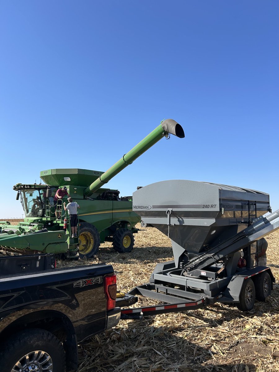 Big thanks to ⁦<a href="/J7CustomAg/">James Van Housen</a>⁩ and crew for taking the time to hammer out their Becks plot today. James will go down in Becks lore for being the first to harvest our new 6510Vorceed in NE. 272 bu and 1st place not a bad debut! Thanks again James and ⁦<a href="/FlatwaterAg/">Flatwater Ag 🇺🇸 🌽</a>⁩