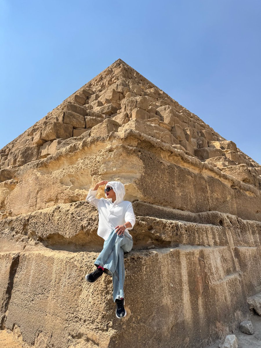 fatiful's tweet image. In the heart of the desert, where time itself bows to eternity, I found myself small yet infinite.
Among pyramids that have whispered secrets for thousands of years, I let the wind carry my spirit higher.
On camelback I traveled paths carved by kings and dreamers,
reminded that