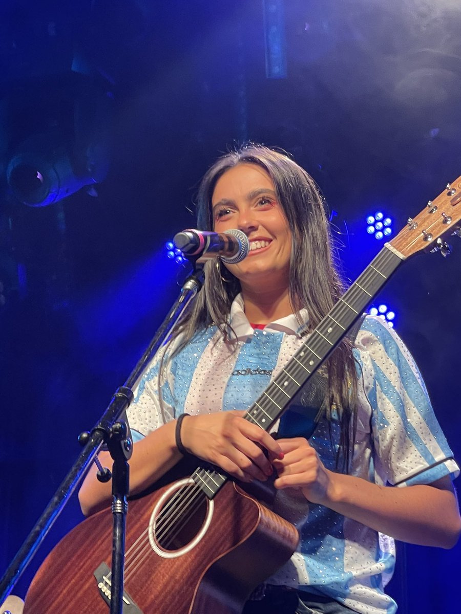 gayreche's tweet image. estaba revisando mi galería del teléfono hace un rato y me la encontré a ella sonriendo como si fuésemos lo mejor que presenció en su vida