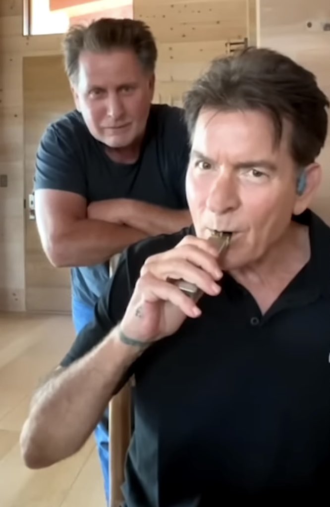 It's great to see Charlie Sheen has turned a corner in life and part of  that journey is embracing harm reduction. Congratulations on being smoke  free! @charliesheen @GrimmGreen @GregTHR @VaporAmerican @HunkyVape  @jamomartin @