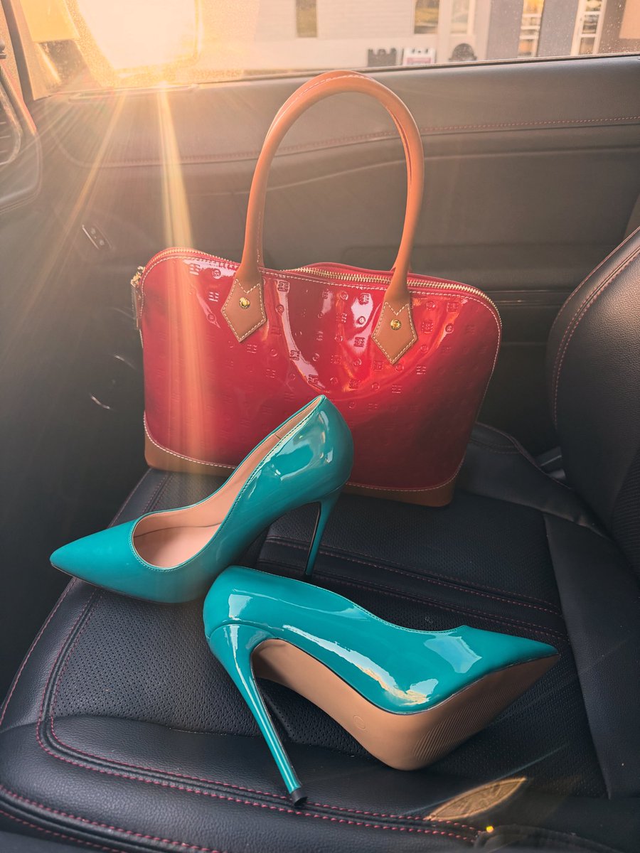 BeautyBabesBall's tweet image. This #footballwife is headed to Cali to cheer on @UNMLoboFB ✈️🌴👠🩶🏈❤️🐺🆙

#golobos #loboup #goingbacktocali #coachswife #footballfamily #footballmom #cherryred #turqoise