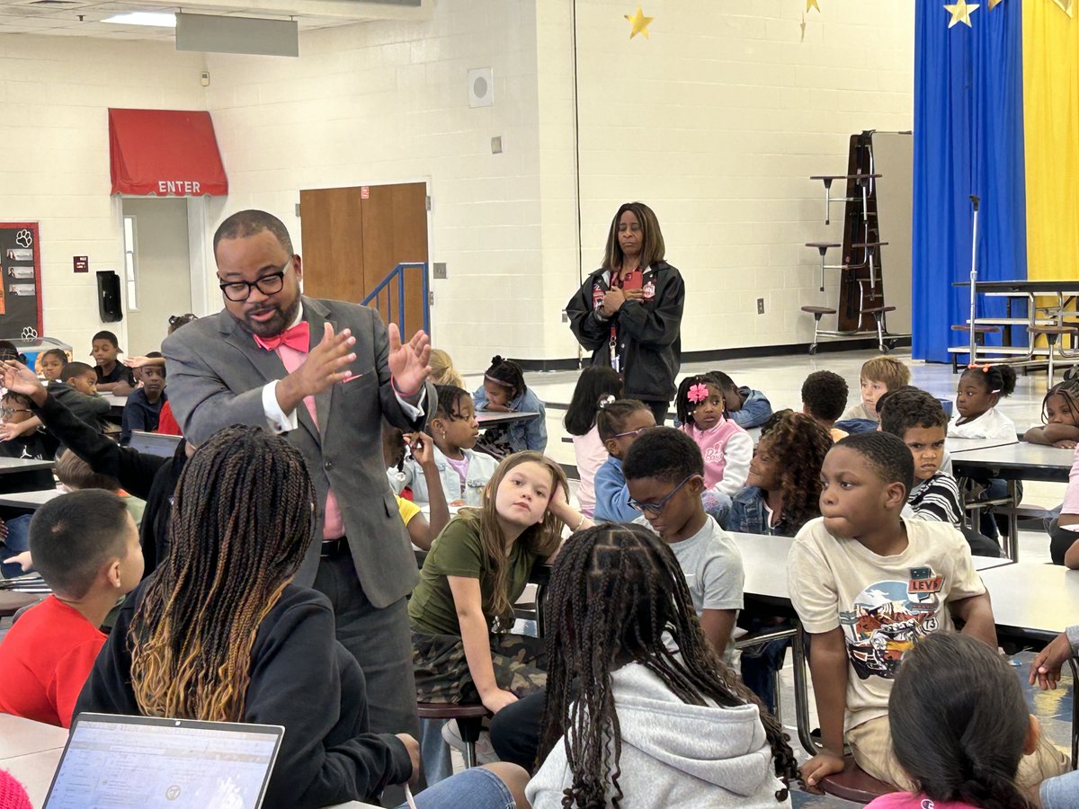 PCE_HCS's tweet photo. We were thrilled to welcome Atlanta News First meteorologist Rodney Harris to our school today. He spoke to a group of our students who have been studying weather, giving them a firsthand look into the world of forecasting and meteorology. @RodneyHarrisTV #ReachingForGreatness https://t.co/G2tzFLpbis