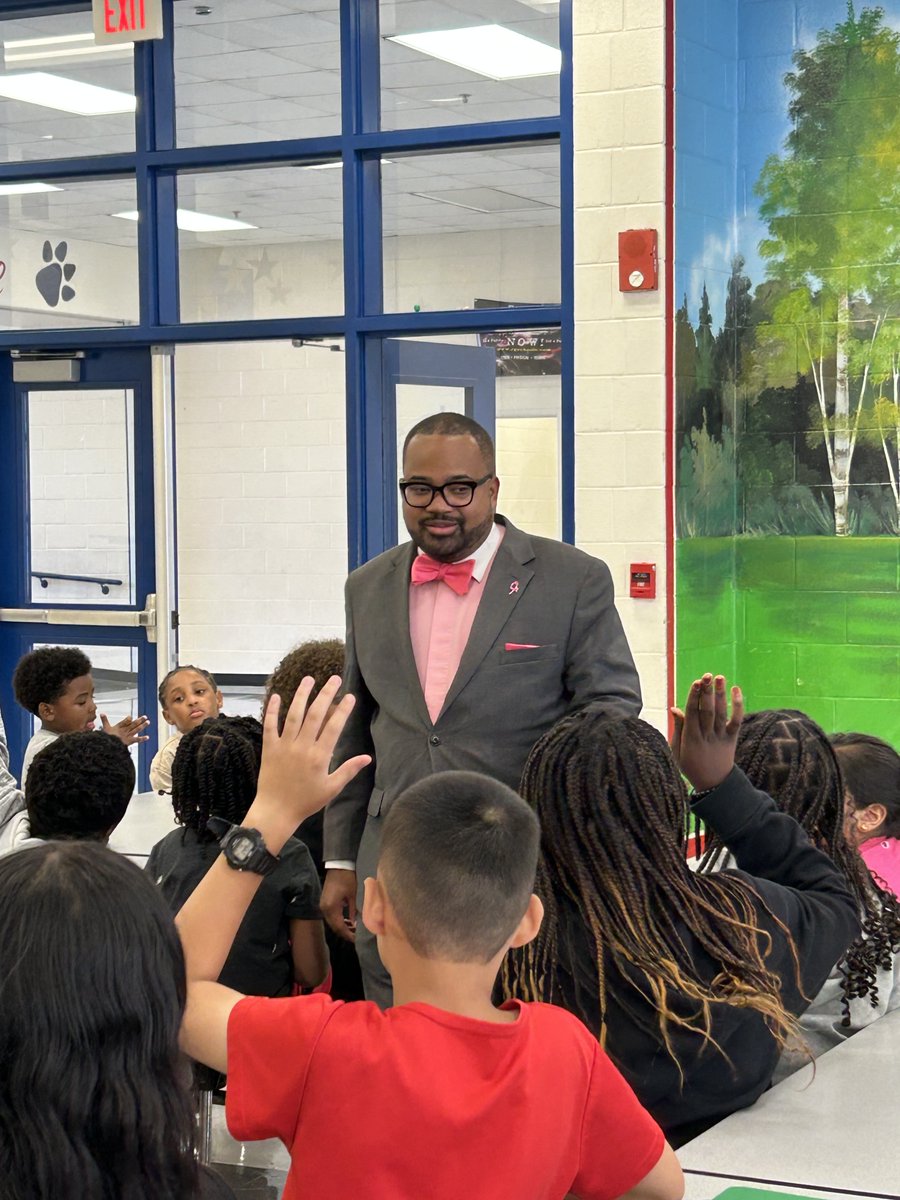 PCE_HCS's tweet photo. We were thrilled to welcome Atlanta News First meteorologist Rodney Harris to our school today. He spoke to a group of our students who have been studying weather, giving them a firsthand look into the world of forecasting and meteorology. @RodneyHarrisTV #ReachingForGreatness https://t.co/G2tzFLpbis
