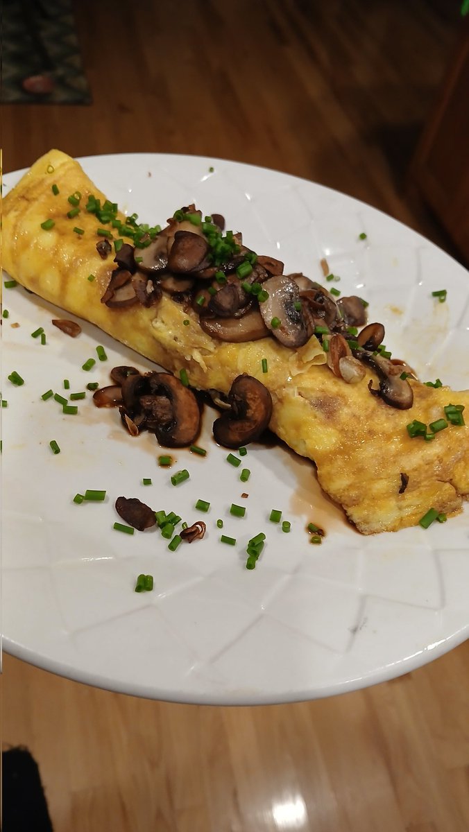 BrainGoPop's tweet image. Fooood!
Eggs are delicious.  Whip for Xtra volume.
Add curry,  thin serano pepper.
Slow cook w/Xtra butter.
Roll it like a crepe.
Top with soy sauce, mushrooms, chives
Cigar for dessert.