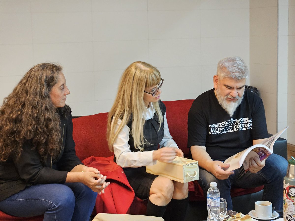 Recibimos a Florencia Canale, Nina Ferrari y Juan Sola en Mendoza para participar de la Feria del Libro 2025, dedicada a Juan Giménez 📚
🤳 No se pierdan la programación para los últimos días linktr.ee/FeriaDelLibroM… 
#CulturaMendoza