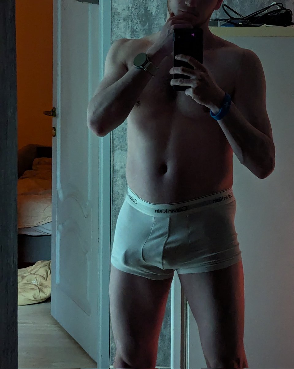 rob__wonder's tweet photo. Ну ладно, разочек в жизни можно и #нюдсочетверг 🌚 https://t.co/NnaTgu4hb3