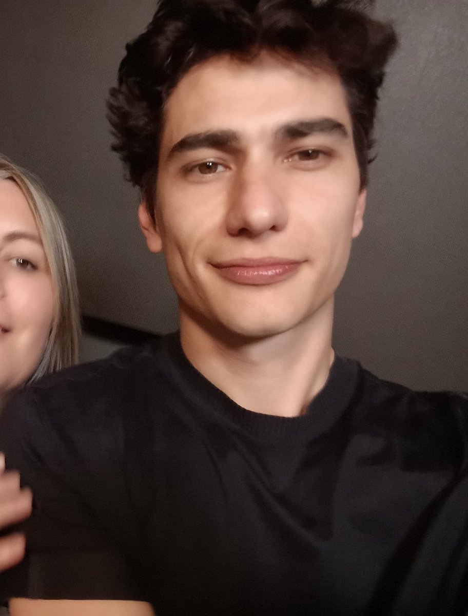 HELLO??? PARECE JOVEN DE 20 AÑOS?? ESA SONRISA DE A LADO?? CON PERMISO DE QUIEN SALE TAN HOT???