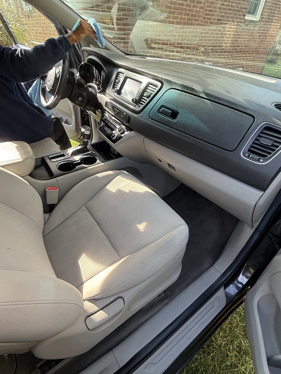 AbsolutelyLlc's tweet image. After our #fulldetail package, this van is all cleaned up &amp;amp; ready for the weekend! 🚙🚿🛁🧴🪣🧽🧼🪥🧹💪🤩👍💯 #mobiledetailingMD #bringingautomotiveperfectiontoyou