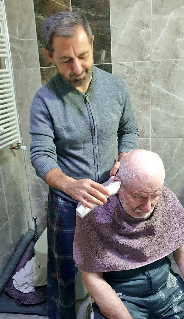 Hayatta hiç bir hırsım olmadı. Bir tek hedefım var,  o da bende saklı. Ama babamın demans olmasından sonra her şeyi bir kenara bıraktım. Teşhis 8 sene önce kondu. O günden sonra "baba" kavramı bende ayrı bir noktaya evrildi. O günden bu yana babama başka bir duyguyla sarıldım. Ve