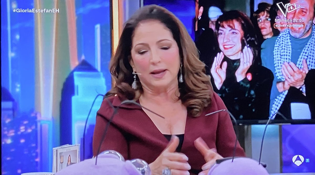 Ernesto_smria's tweet photo. Qué reconfortante ver a una artista de la talla de #GloriaEstefanEH hablando en la maravillosa lengua española que compartimos tantos millones de personas. https://t.co/PsXiuFdyz3