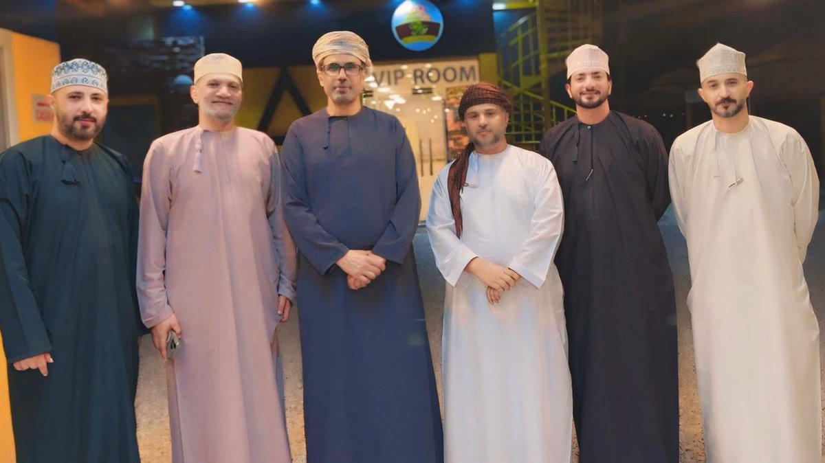 مع التوليفة المختارة لرجال، أجد الفؤاد منهم قريبًا. وفي ثرى أرضي بصماتهم تُرى وتُروى. كُلٌّ في مجاله:
 رجل الأعمال المهندس / ياسر البرعمي، والشاعر/ طارش قطن، والدكتور التقني /سعيد البرعمي والإعلامي/ عبدالله صفرار، والشاعر الكاتب/ عبدالله الرواس." في ليلة من ليالي صرب ظفار الجميلة