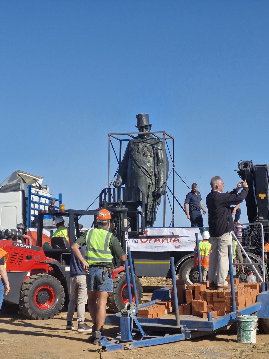 dizzels's tweet photo. @dia_staden33646 Die replika van Paul Kruger se standbeeld het vandag in Orania aangekom. https://t.co/S9F9Yrw8wH