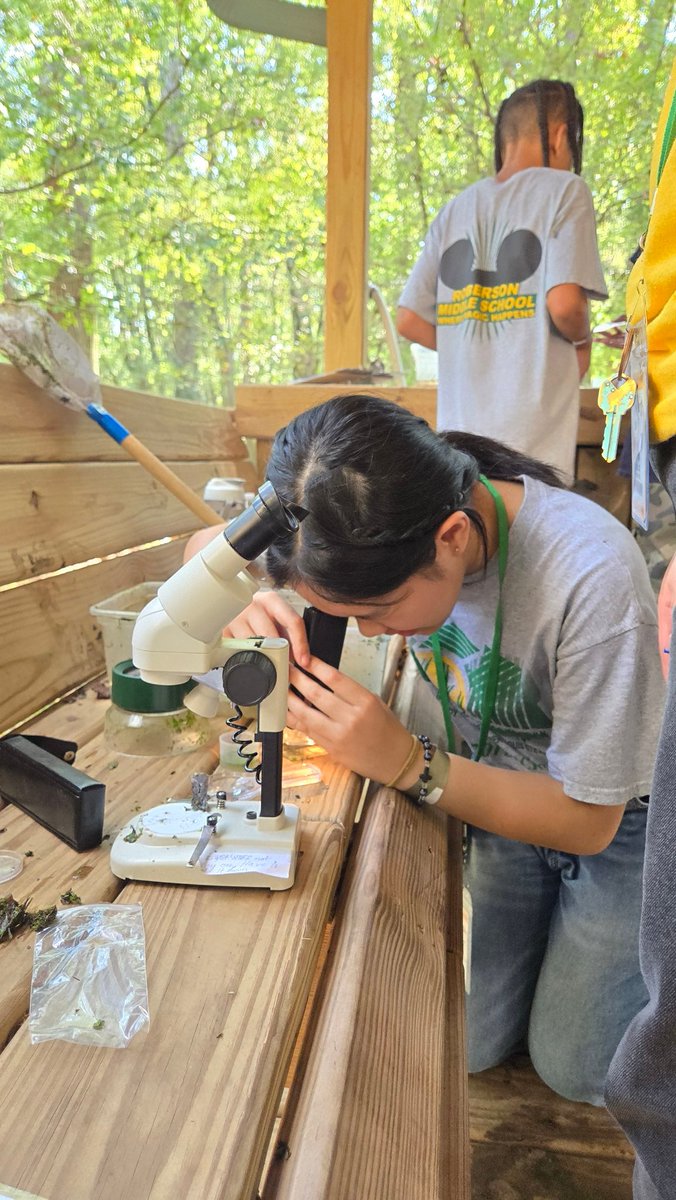 RobersonSpring's tweet image. 🌿🔬 From bird watching to water testing, our RMS students had the chance to become real scientists for a day at Jesse Jones Nature Park! 🐦💧 They identified animals, explored local habitats, and even discovered tiny microorganisms through the microscope.