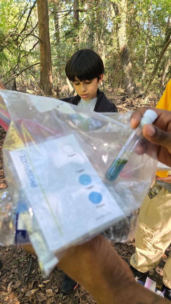 RobersonSpring's tweet image. 🌿🔬 From bird watching to water testing, our RMS students had the chance to become real scientists for a day at Jesse Jones Nature Park! 🐦💧 They identified animals, explored local habitats, and even discovered tiny microorganisms through the microscope.