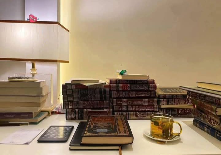 يظلّ المرء منّا يتمنّى الشيء، ويجتهد في تحصيله، ويتقطّع حسرات ليناله، ..

حتّى إذا ما ناله زهد فيه!

وهكذا كلّ متاع الدنيا؛ لتعلم أنّ ما عند الله خير وأبقى". 🤍
.