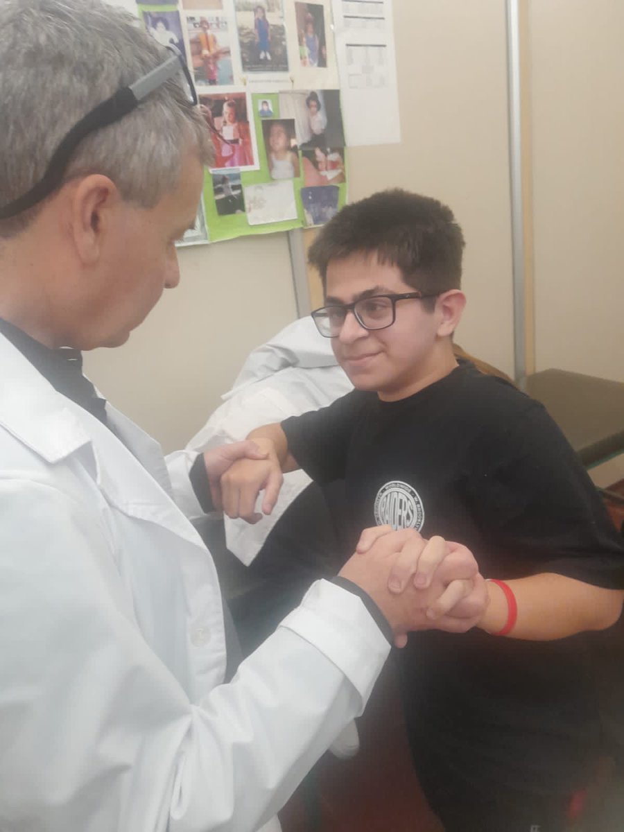 ..."Hoy lo pararon al Tomy, estamos llorando", ése es el mensaje que me entra al celular en pleno debate del veto a la emergencia pediátrica.

El Tomy es el hijo de José, un cordobesito que tiene huesos de cristal.
Éstos MILAGROS sólo suceden en el GARRAHAN. 🙌