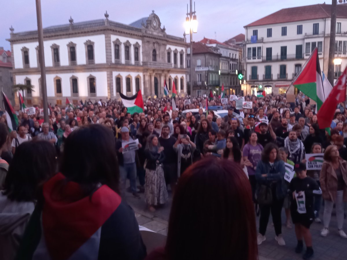 Centos de persoas se manifestan en Pontevedra en defensa do pobo palestino e a liberación da Global Sumud Flotilla. ❤🖤🤍💚
#StopGazaGenocide‌NOW 
#FreePalestine 
#GlobalSumudFlotilla 
#PalestinaVencerá