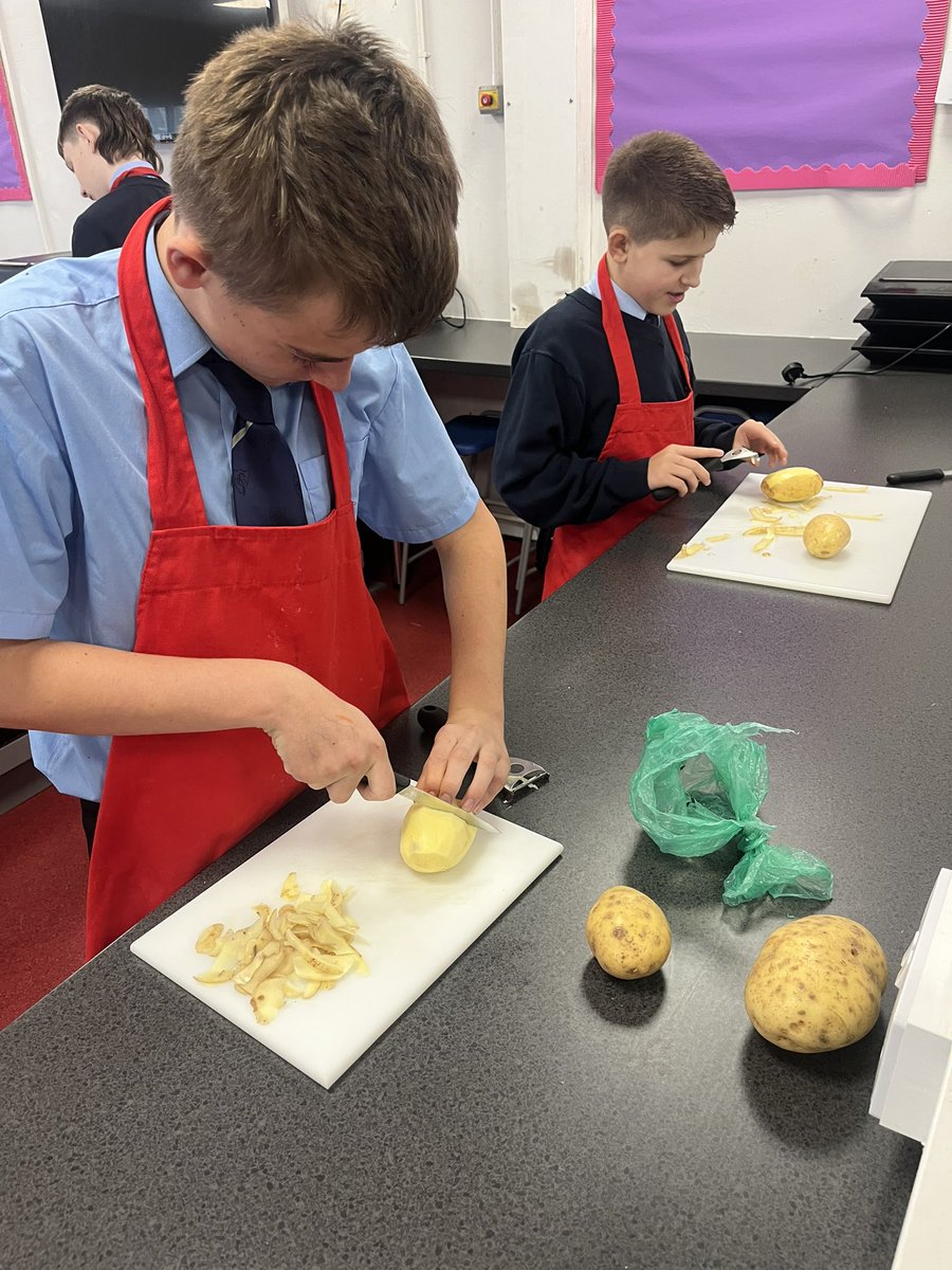 BTEC Work Skills: today we opened our own ‘Cynffig Chippy.’ We peeled and chopped the potatoes 🥔 to make chips. The pupils air fried and enjoyed them at break time- some even brought in their own BBQ sauce. Yummy! 😋 Some even shared 😅