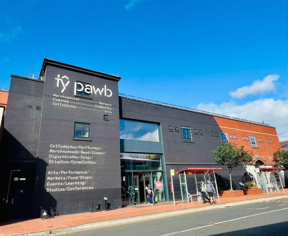 TyPawb's tweet image. It’s HUGE night in #Wrexham this Friday as @Wrexham_AFC take on @BCFC 

Our car park is open late (11.30pm), just 20 mins walk from the Cae Ras, and our food court and bar will be open pre-match as its our monthly comedy night! 

#WxmAFC @RMcElhenney @VancityReynolds @TomBrady