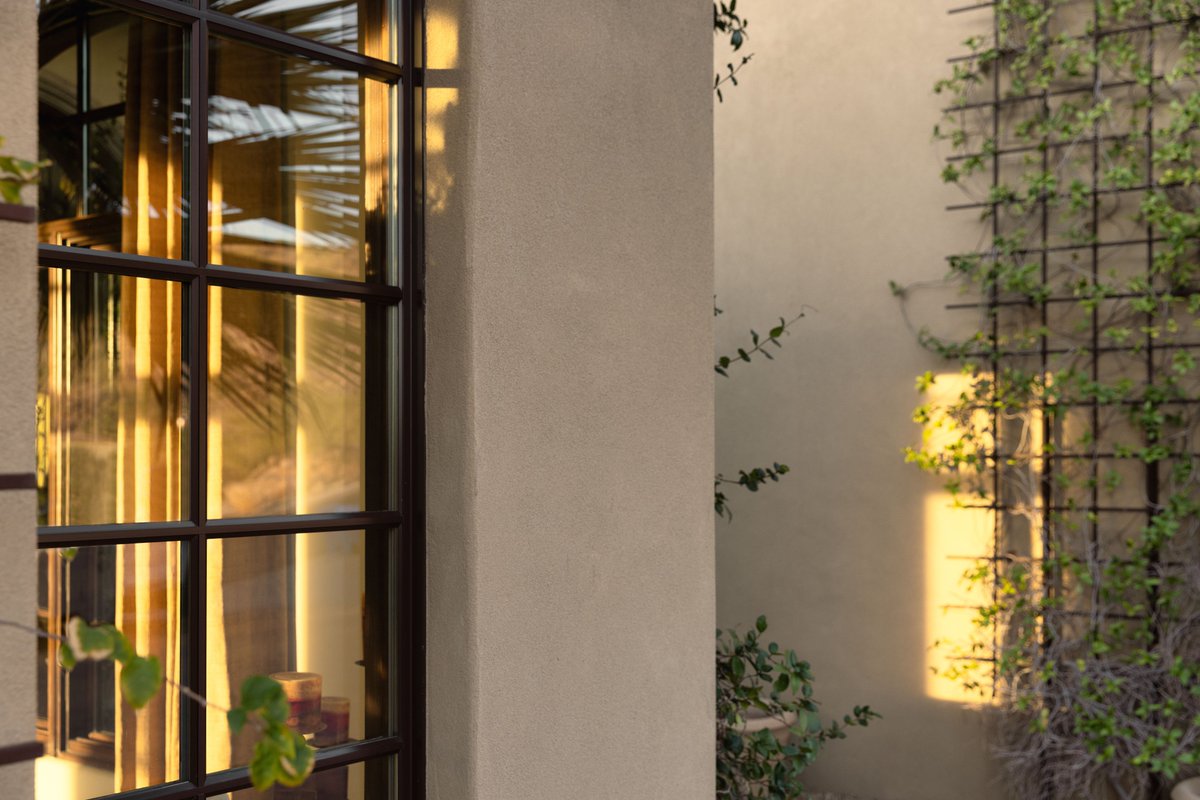 MountainWestWD's tweet image. Sunlight meets structure. Black-trim windows frame the light, highlighting every beam and shadow. 🌟

#MarvinWindows #ElevatedDesign #BetterByDesign #HomeInspiration #ModernLiving #MountainWestWindowsAndDoors