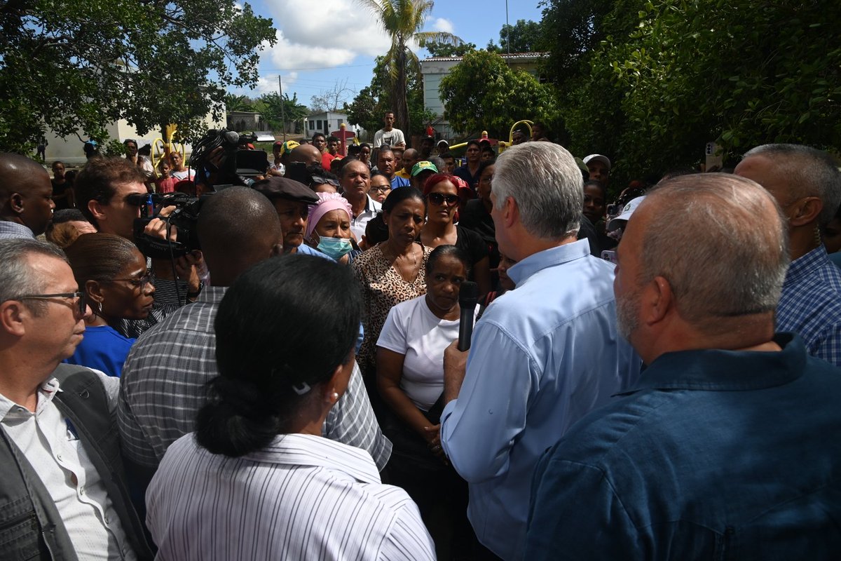 🇨🇺| Junto a <a href="/DiazCanelB/">Miguel Díaz-Canel Bermúdez</a>, <a href="/MMarreroCruz/">Manuel Marrero Cruz</a> visitó el asentamiento Hatibonico, municipio guantanamero de Caimanera, para evaluar la recuperación de los territorios afectados por las recientes lluvias.

Participaron <a href="/InesMChapman/">Inés María Chapman Waugh</a> y varios ministros.

ℹ️| Información de <a href="/PresidenciaCuba/">Presidencia Cuba 🇨🇺</a>