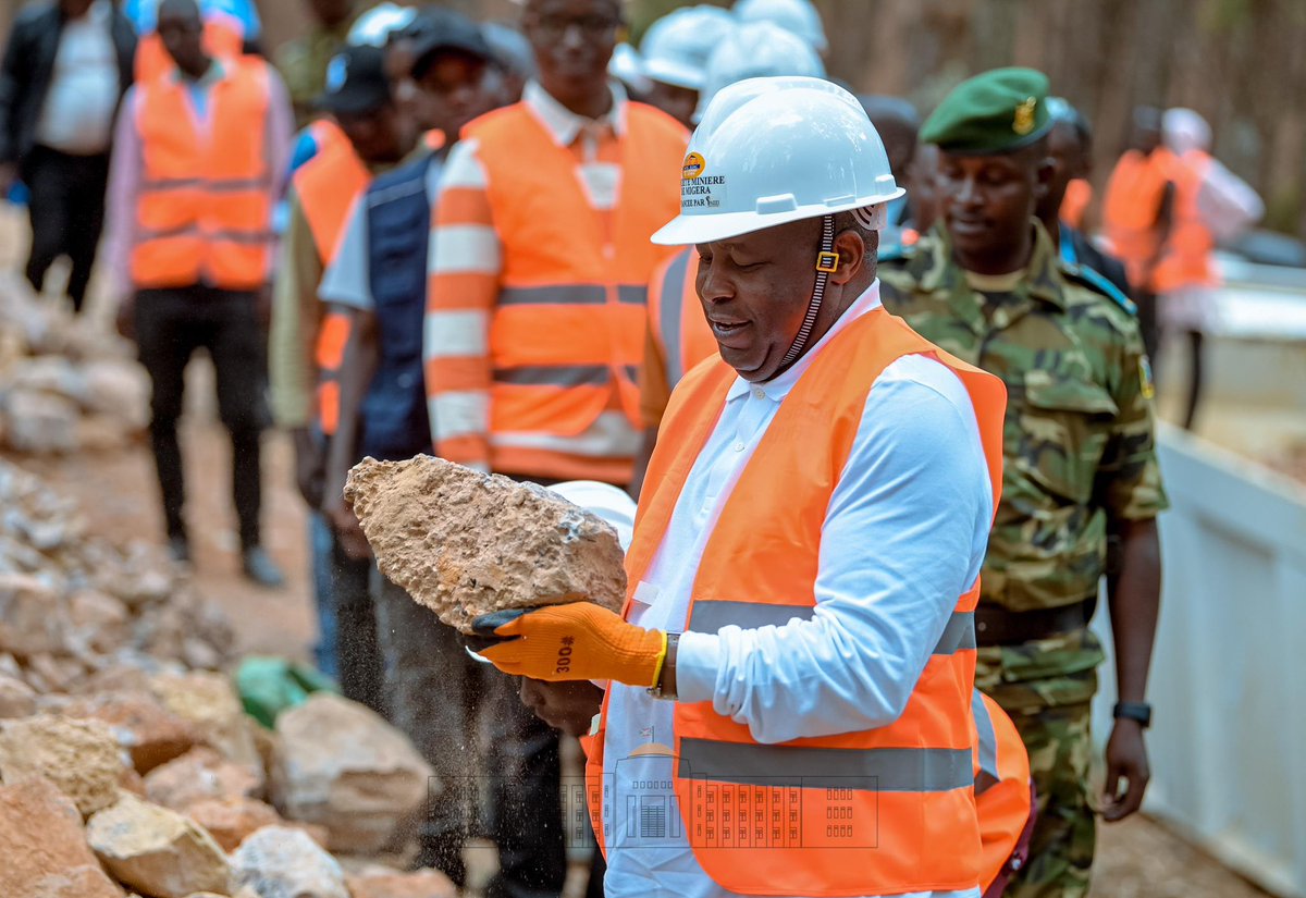 burungaProvince's tweet photo. Inyuma yo gushikiriza icese Musitanteri wa kombe #Bururi, ukuru w'igihugu c'uburubdi, #Evariste_Ndayishimiye yagendeye aho koperative  zifashwe mu migongo na @PAEEJ_Burundi ziriko zimba ubutare bwo mu bwoko bwa #améthyste ku mutu #Migera, zone #Vyanda mu ntara ya @burungaProvince https://t.co/NH8vPUXKAm