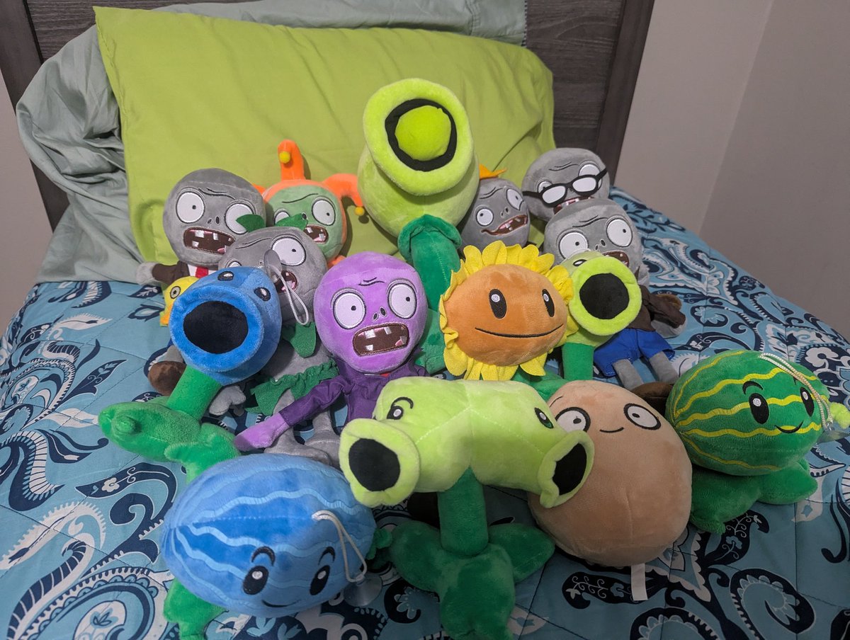 boishroomy1's tweet photo. @PlantsvsZombies #PvZCollection here's mine also can we please get a scaredy shroom plush please I'll buy 2/10 of them please https://t.co/L5anUESlLQ
