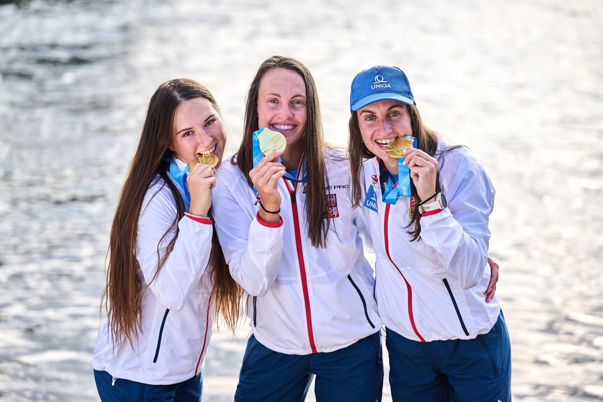 Martina Satková z ASC Dukla získala na mistrovství světa ve vodním slalomu zlatou medaili v závodě hlídek!  🥇V Austrálii se o ni zasloužila společně s Adrianou Morenovou a svou sestrou Gabrielou 👏 Češky porazily druhé Německo o více než tři vteřiny 💪 

📸 Barbora Reichová