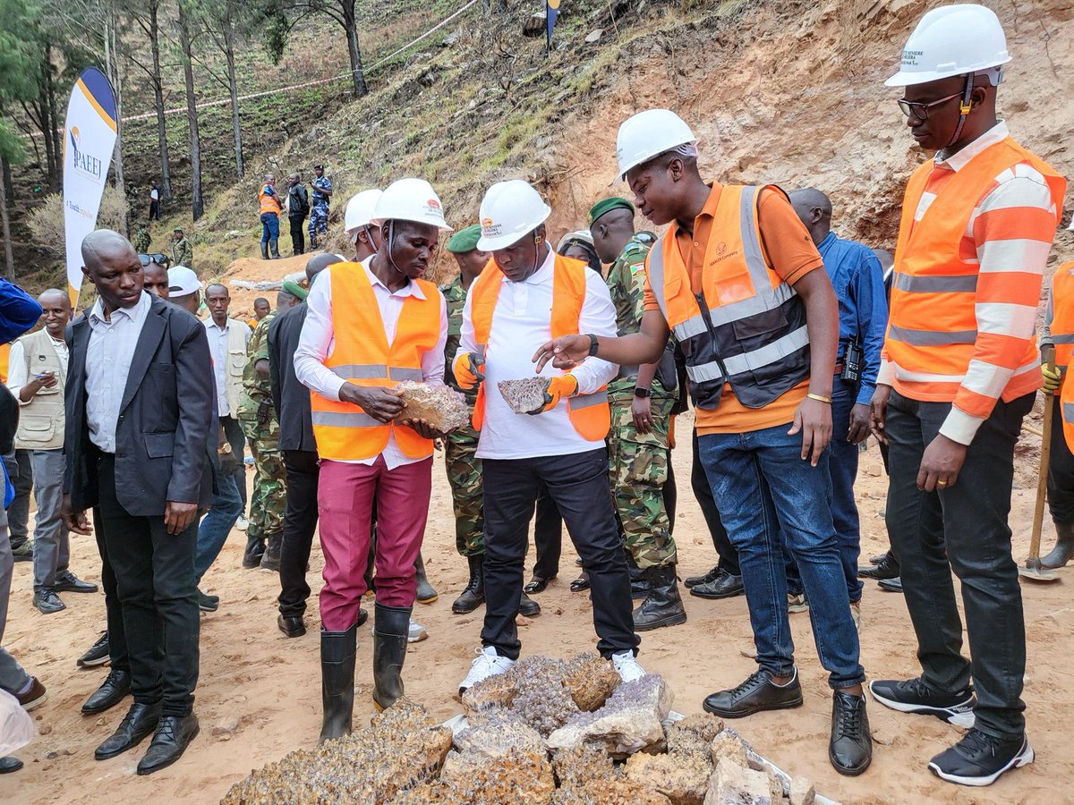 burungaProvince's tweet photo. Inyuma yo gushikiriza icese Musitanteri wa kombe #Bururi, ukuru w'igihugu c'uburubdi, #Evariste_Ndayishimiye yagendeye aho koperative  zifashwe mu migongo na @PAEEJ_Burundi ziriko zimba ubutare bwo mu bwoko bwa #améthyste ku mutu #Migera, zone #Vyanda mu ntara ya @burungaProvince https://t.co/NH8vPUXKAm