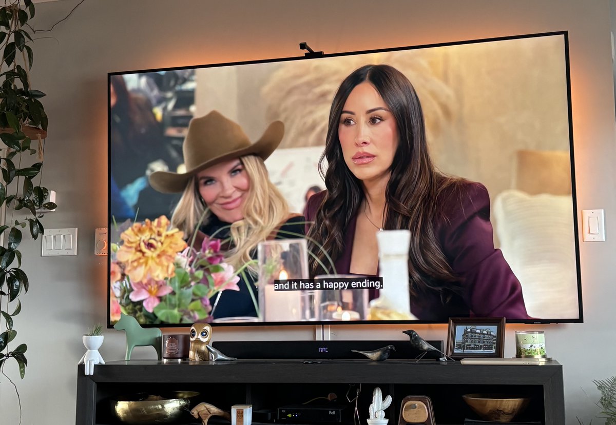 RickZhampagne's tweet image. Not me admiring Angie’s gorgeous glam, only to get jump-scared by Heather locking eyes with the camera and staring straight into my soul  😱👀

#RHOSLC ❄️