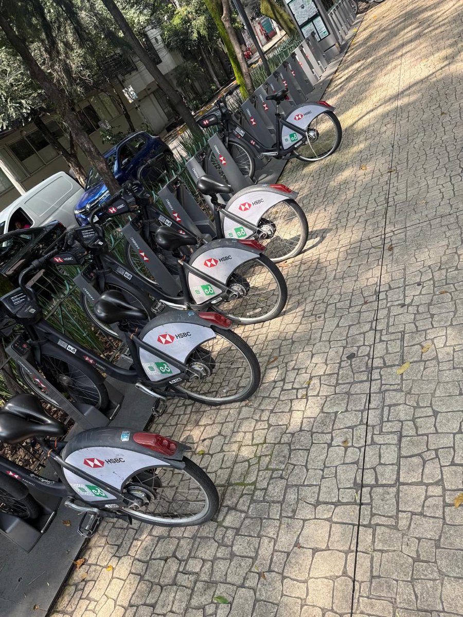 marlakia's tweet photo. @ecobici Esto no es un caso aislado. Esto pasa todos los días en múltiples estaciones. Les comparto otra foto con todas con la rueda ponchada. https://t.co/HfWdUV4aJw