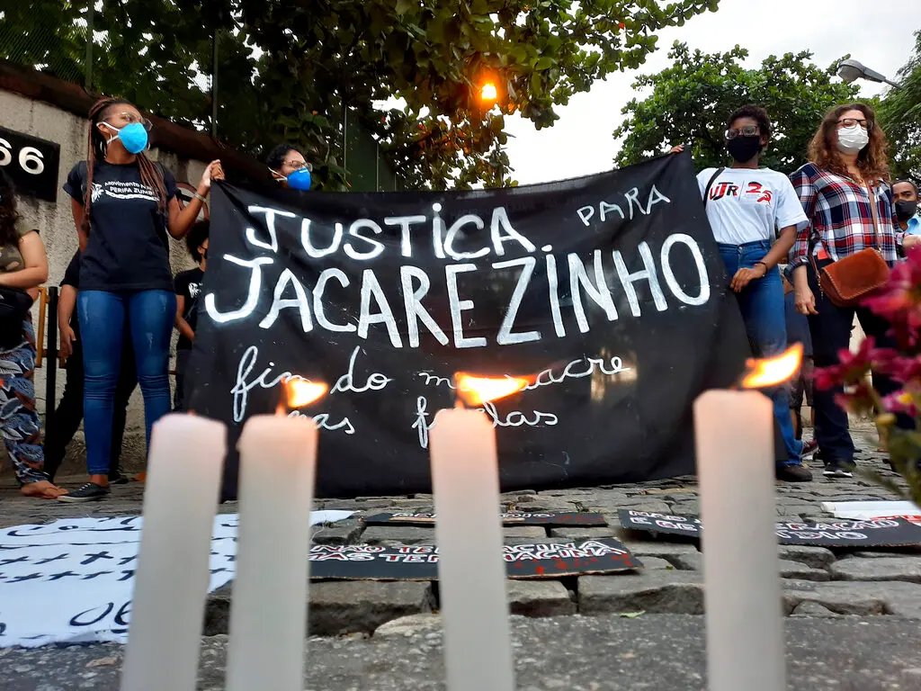 La legislatura de Río de Janeiro ha creado una prima para policías que maten a sospechosos durante redadas. 
La policía de Río mató a casi dos personas al día en 2024, el 86% negras.
La prima incita disparar en vez de arrestar. El gobernador debe vetarla.
hrw.org/news/2025/10/0…