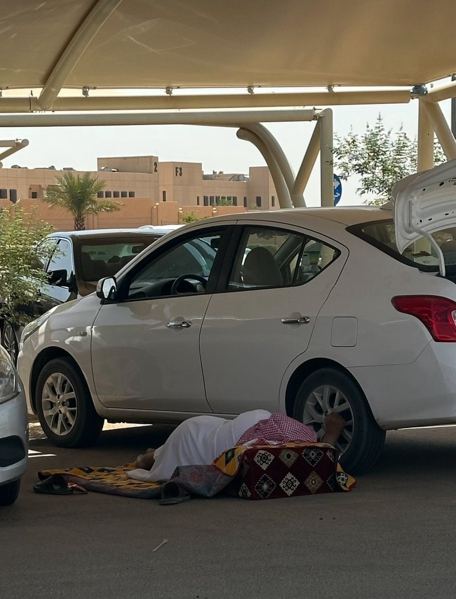 *****
[ #إبتسامة ]
(كم أنت عظيم أيها الرجل)
———— يروي أحد الزملاء وهو في إستغراب بعد أن عادت ابنته من #شهر_العسل، اتصلت عليه وبعد السلام سألته قائلة:
        (أنتم موجودين في بيتكم)؟
فصمت لحظةً !!!! ثم أجاب بحسرة : بيتكم؟! الله أكبر صرنا غرباء! ما عاد هذا بيتك نسيتي خلاص يا …..