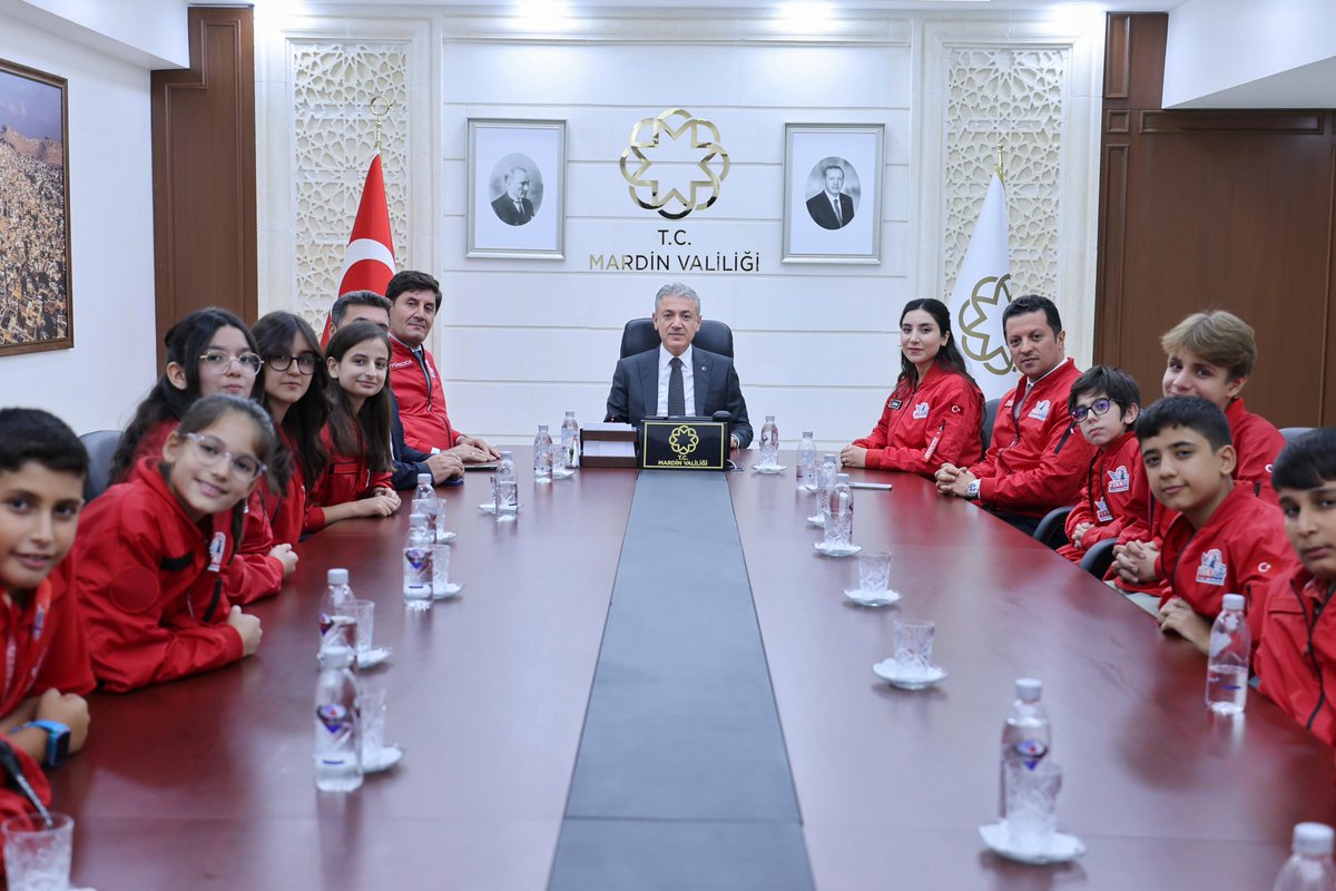 Mardin_Valiligi's tweet photo. Valimiz Sayın @tuncay_akkoyun ;
➡️ İl Millî Eğitim Müdürü Ali Eyyüpkoca, Artuklu İlçe Millî Eğitim Müdürü Emin Duyan, Midyat İlçe Millî Eğitim Müdürü Abdurrahim Demir ve Teknofest İstanbul’da iki farklı kategoride Türkiye Birinciliği kazanan öğrencilerimizi, Valilik Makamında ağırladı.

@iletisim 
@TC_icisleri