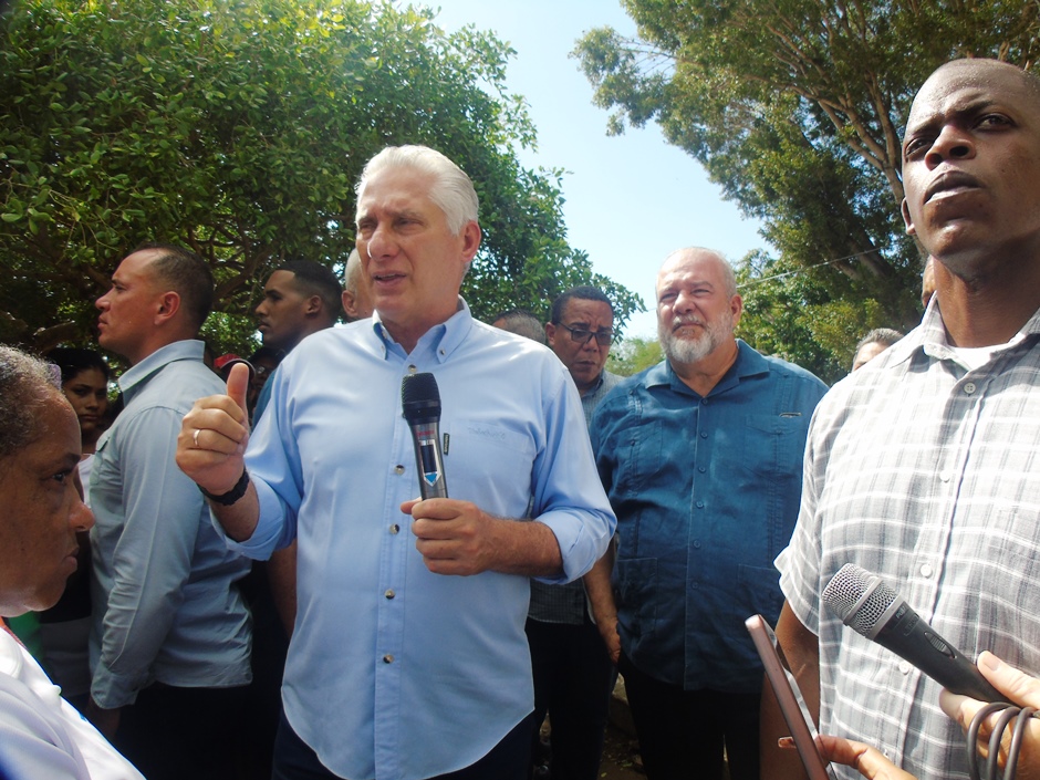 RAOCuba's tweet photo. Miguel Díaz-Canel Bermúdez, primer secretario del Comité Central del PCC y Presidente de la República de #Cuba chequeó en #Guantánamo, junto al Primer Ministro Manuel Marrero Cruz los daños causados por las lluvias intensas y las labores de recuperación. #DiazCanelEnGuantanamo https://t.co/Muj6eKf0Vl