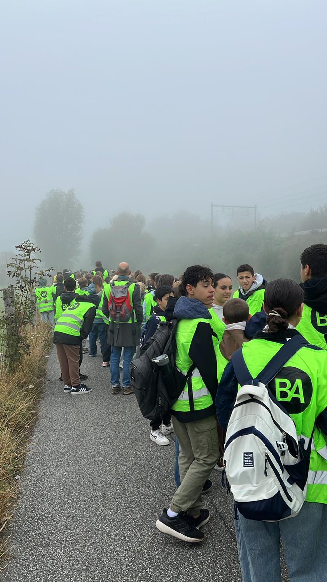 BAPitzemburg's tweet photo. 10 km wandelen tegen armoede. Dat is wat alle leerlingen van de 1ste en 2de graad deden op woe 1/10/25. Ze lieten zich hiervoor massaal sponsoren. Met de opbrengst steunen we lokale organisaties. https://t.co/w4KeNfvz11