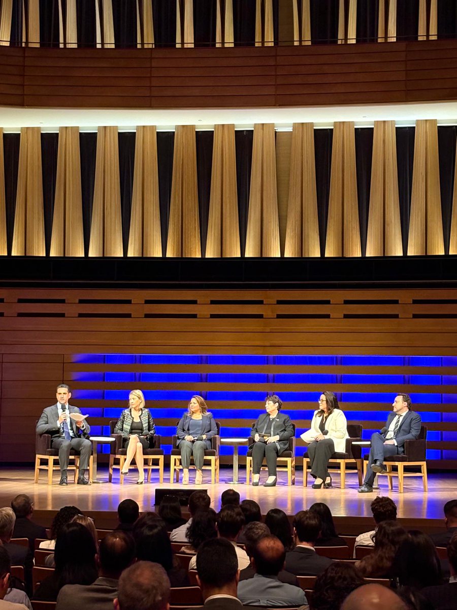 data_bench's tweet image. Yesterday at the Future Conference, we joined leaders shaping the next wave of technology and business.

At Data Bench, we know innovation thrives on a strong data foundation. Excited to connect, share, and explore how smarter data integration can unlock the full potential of AI…