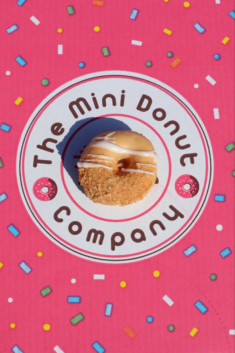 Peach, please 🍑🥧 This lil’ Peach Pie mini is giving all the sweet + cozy vibes in just one bite. #SimplyIrresistible 🍩✨