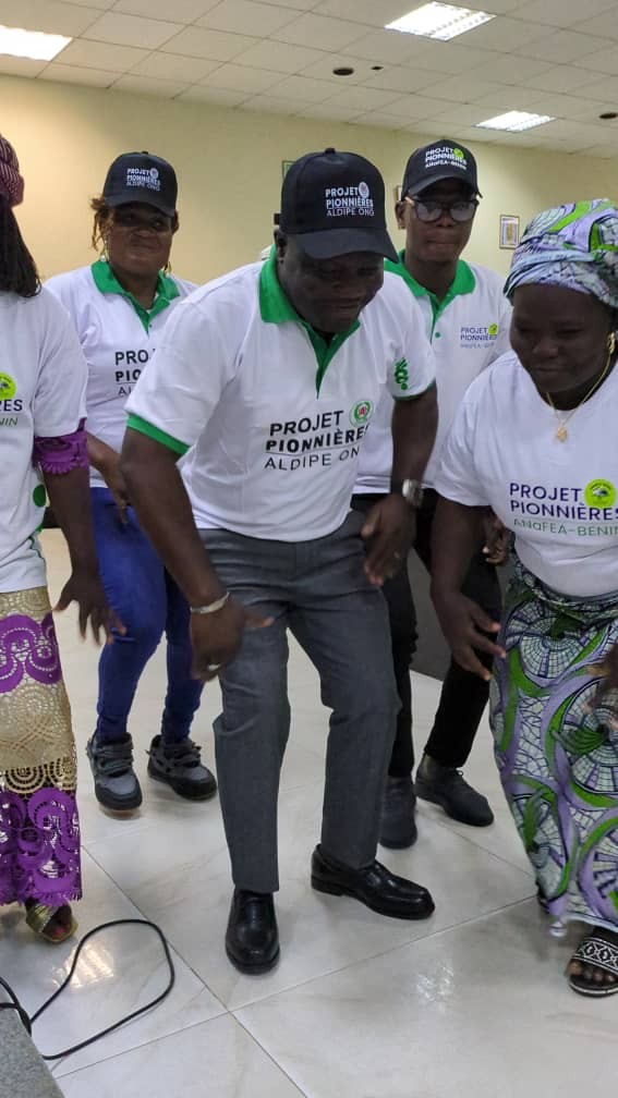 CanadaauBenin's tweet photo. 🎉@CanadaauBenin le #MCVT et partenaires @SUCO_org #Aldipe #Anafea participent au lancement officiel du projet Pionnières dans les Collines
🌱917 bénéficiaires 81% de femmes; 58 groupements dont 20 entreprises vertes
🎤Lancement présidé par le rep. du Préfet
#RésilienceClimatique https://t.co/DOnhk28l7v