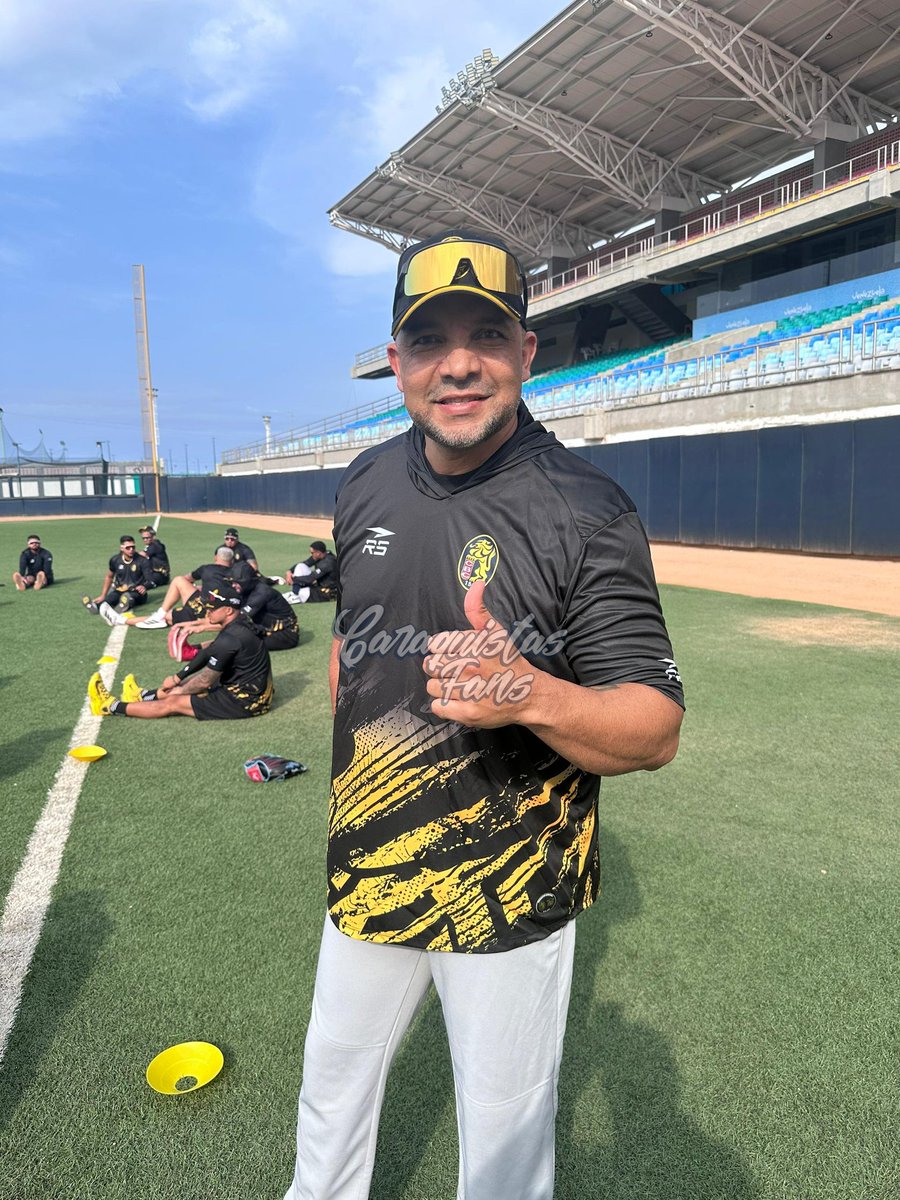 caraquistasfans's tweet photo. EL CAPI SE BAJO DEL AVION DIRECTO A MACUTO 

Llegó el Capi Alex González y se une a la pretemporada Caraquista https://t.co/QD6SJThbu7