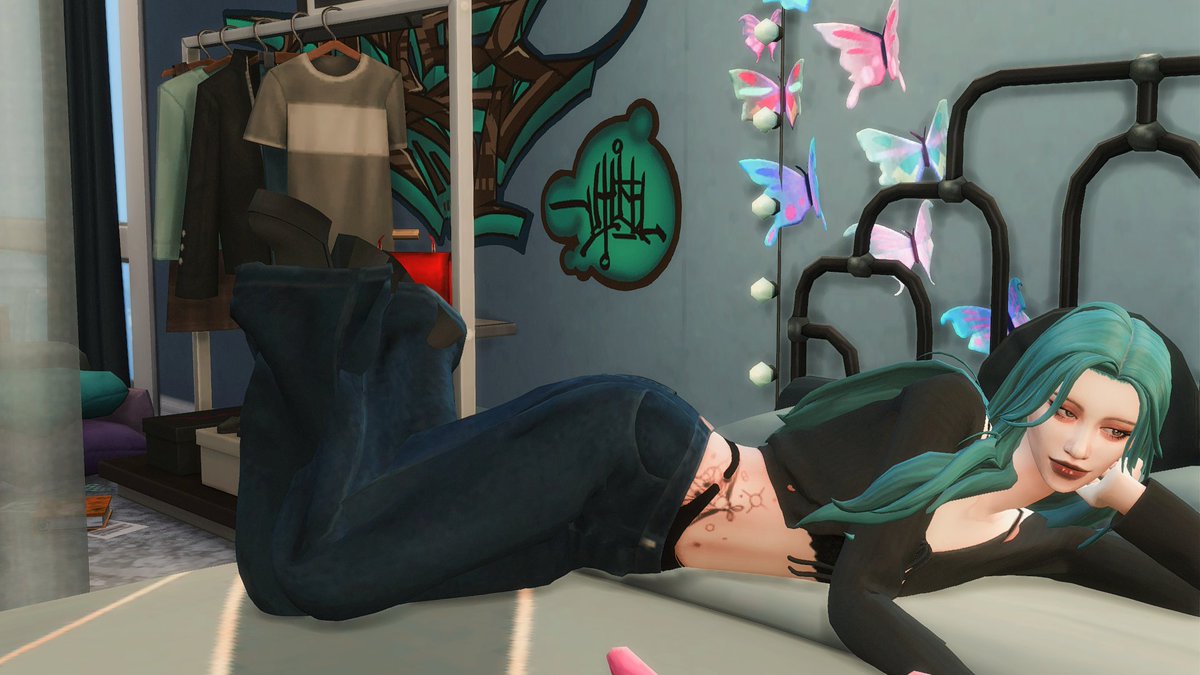 Dabauss_sims's tweet photo. Día 2-Lane🦋

Como ya hice a Lane en su momento, le he hecho una sesión de fotos en su dormitorio para el #Adomctober2025 añadiendo esa escena tan emotiva donde enseñó la soledad que siente, y además como me imagino el atuendo que usó para la fiesta del viernes Rojo

#ADOMA https://t.co/fA6pHgPyjT