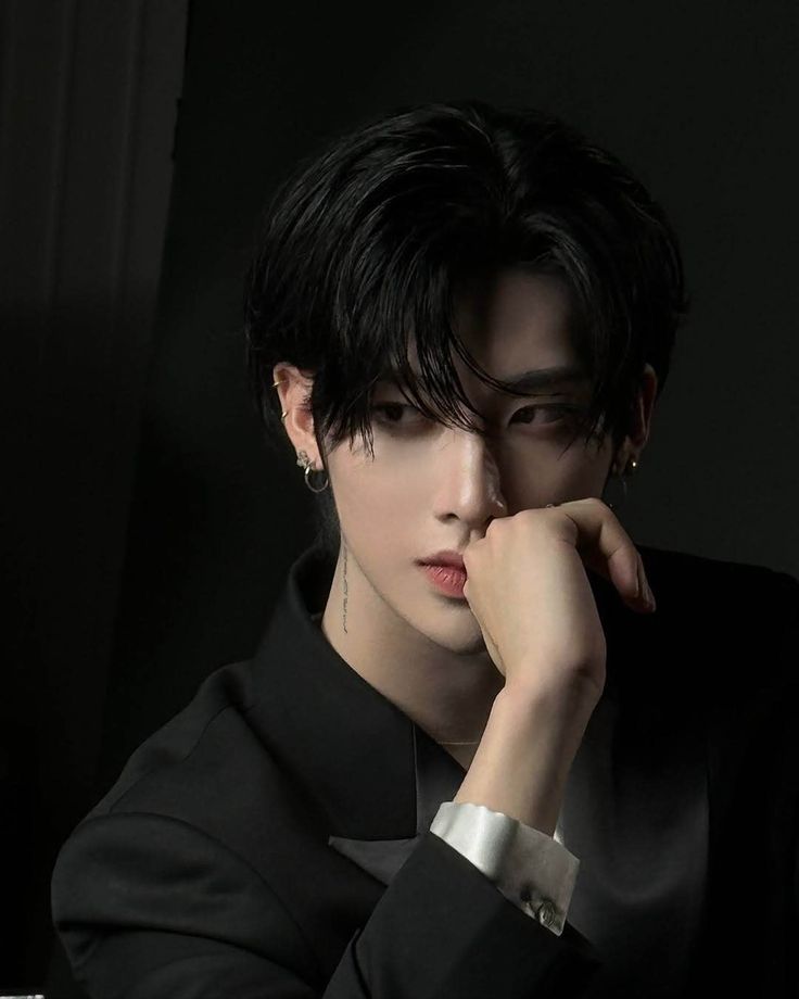 luckyzbloom's tweet photo. train of destiny - #ryuvin #shinkongz au
rk y gv se conocen por accidente en un tren nocturno, al bajarse gv ve una libreta negra olvidada.
Al intentar devolvérsela, descubre que rk está involucrado en algo oscuro, pero el menor no puede evitar meterse, aún sabiendo el peligro. https://t.co/yEEUNJEeIO