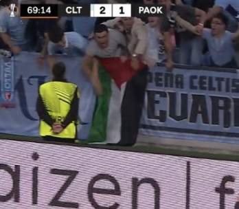 Ook bij Celta da Vigo zien we de Palestijnse vlag! Alleen het karige, gierige, fascistische Nederland hebben fans nog steeds geen Palestina vlag laten zien. Waar zijn die Marokkaanse #FSide gasten van Ajax? 
#UEFA #celpaok 
#europaleague