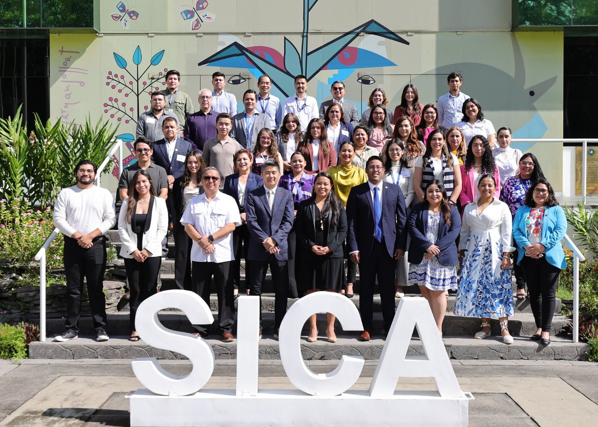 sg_sica's tweet photo. 🤝 Junto con la Red de Comunicadores del #SICA, realizamos una jornada de trabajo colaborativo, con el objetivo de  fortalecer capacidades e intercambio de experiencias con el fin de transmitir de forma estratégica los beneficios y logros  de la #IntegraciónRegional.

Este encuentro permitió alinear esfuerzos para construir estrategias conjuntas que contribuyan a visibilizar los impactos positivos de las iniciativas regionales impulsadas desde la institucionalidad del Sistema, en beneficio de nuestra población.

Este espacio de intercambio de experiencias y buenas prácticas fue apoyado por la República de China (Taiwán), en el marco del proyecto de Fortalecimiento de la Secretaría General del SICA, como ente coordinador del Sistema.

#SociosEstratégicos #IntegraciónRegional #InstanciasSICA