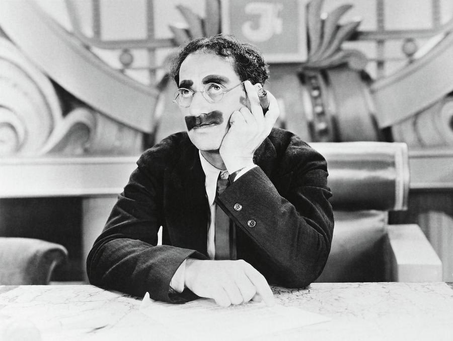 BajoSanta's tweet photo. Tal día como hoy nació el inolvidable #GrouchoMarx que tanto nos hizo reír en una época que se ponían constantemente las películas de los #HermanosMarx. Sábados por la tarde en Primera Sesión y matinales de sábado en los cines de barrio. #SopaDeGanso https://t.co/tENtIgR3XV