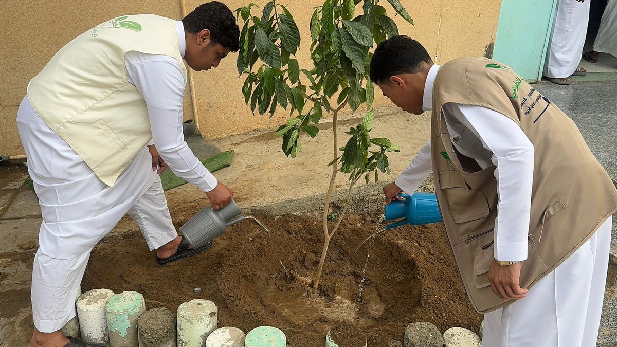 ar7ab's tweet photo. 📍فريق أرحب التطوعي التابع لجمعية رواد العمل التطوعي بجازان بمشاركة فريق سواعد الخير ينفذ فرصة زراعة الشتلات ضمن مشروع بيئات التطوع عبر مبادرة بيئتنا حياتنا. 
وذلك بتصميم ودعم من|@sbmfsa 
و بتنفيذ شركة غدن|@ghadan_sa 
#مؤسسة_سالم_بن_محفوظ_الأهلية
#برنامج_بيئات_التطوع
@RowadTw3 https://t.co/yCss8nmRCp