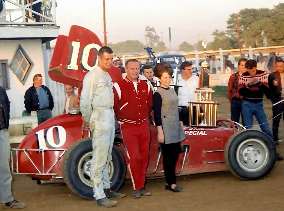 Today's Photo of the Day features Lou Blaney and car owner Bill Thomas in victory lane after their win in the 1966 Williams Grove National Open.

📷 Lloyd King 

All the News that's Fit to Sprint. Hoseheads.com 🏁