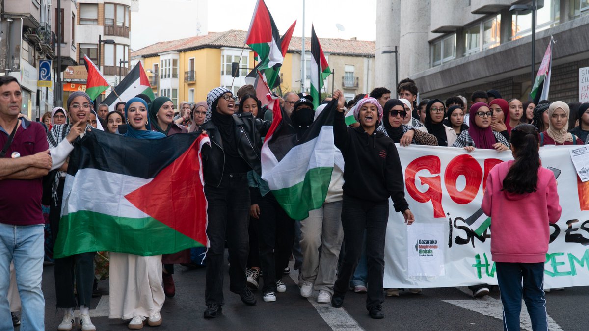 Milaka lagun mobilizatu dira Gasteizen Palestinaren askatasunaren aldeko eta genozidioaren aurkako oihu artean.

Global Sumud Flotillaren aurkako erasoa salatzeko deitu dute manifestazioa Gazarako Mugimendu Globalak eta Palestinarekin Elkartasunak.

halabedi.eus/jendetza-mobil…